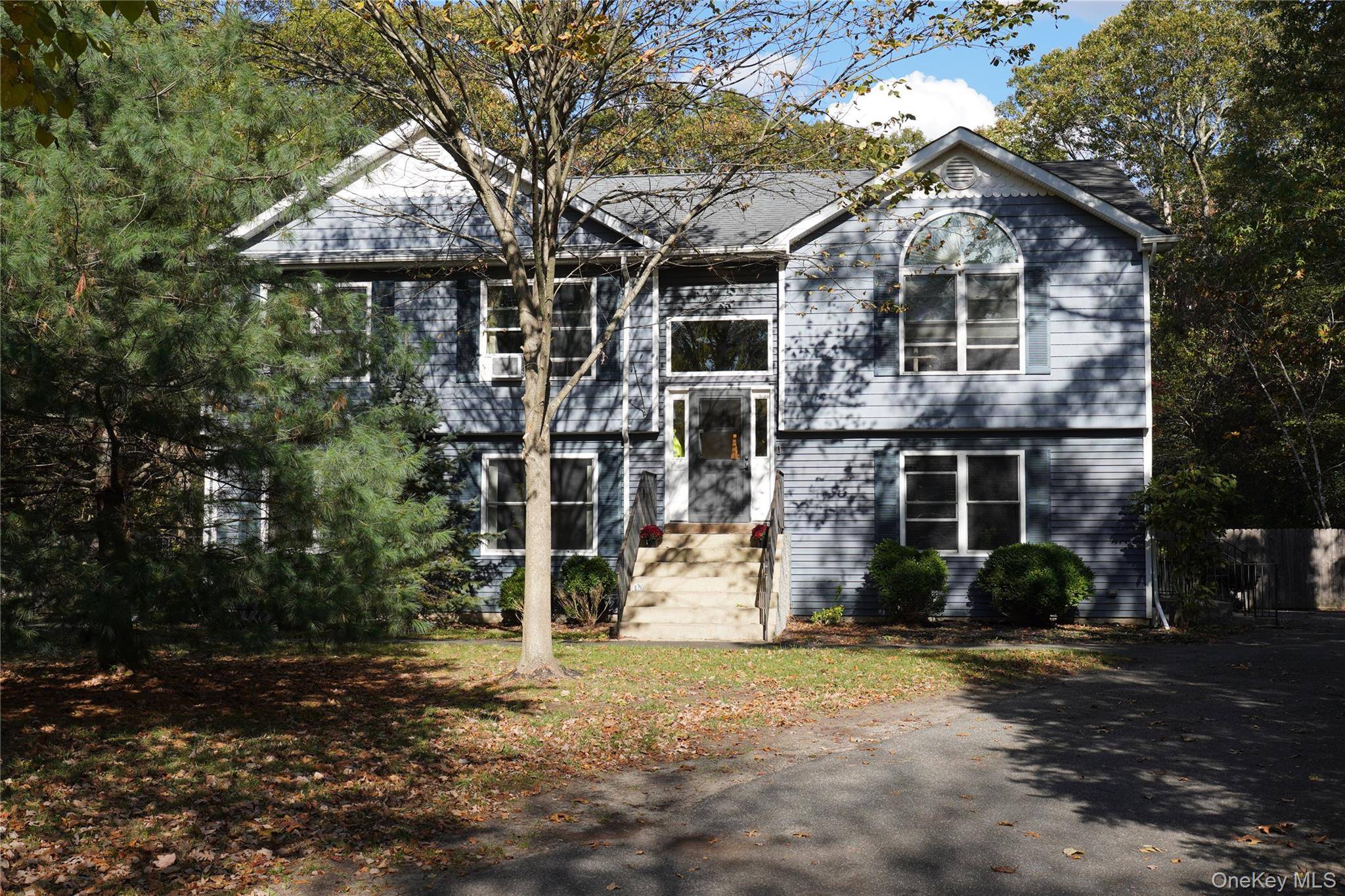 Rare opportunity ! Spacious 2, 944 sq ft split ranch located at the end of a quiet cul de sac in Ridge.