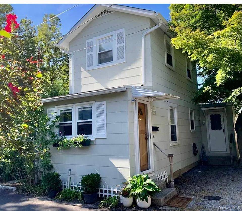Adorable Sea Cliff cottage overlooking Roslyn Park.