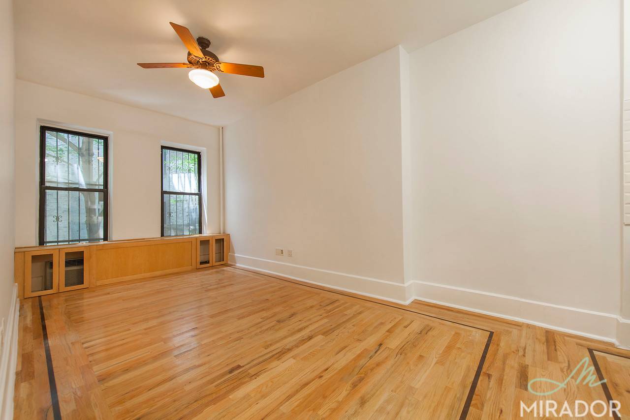 Absolutely beautiful and renovated studio apartment located in the wonderful Lower East Side !