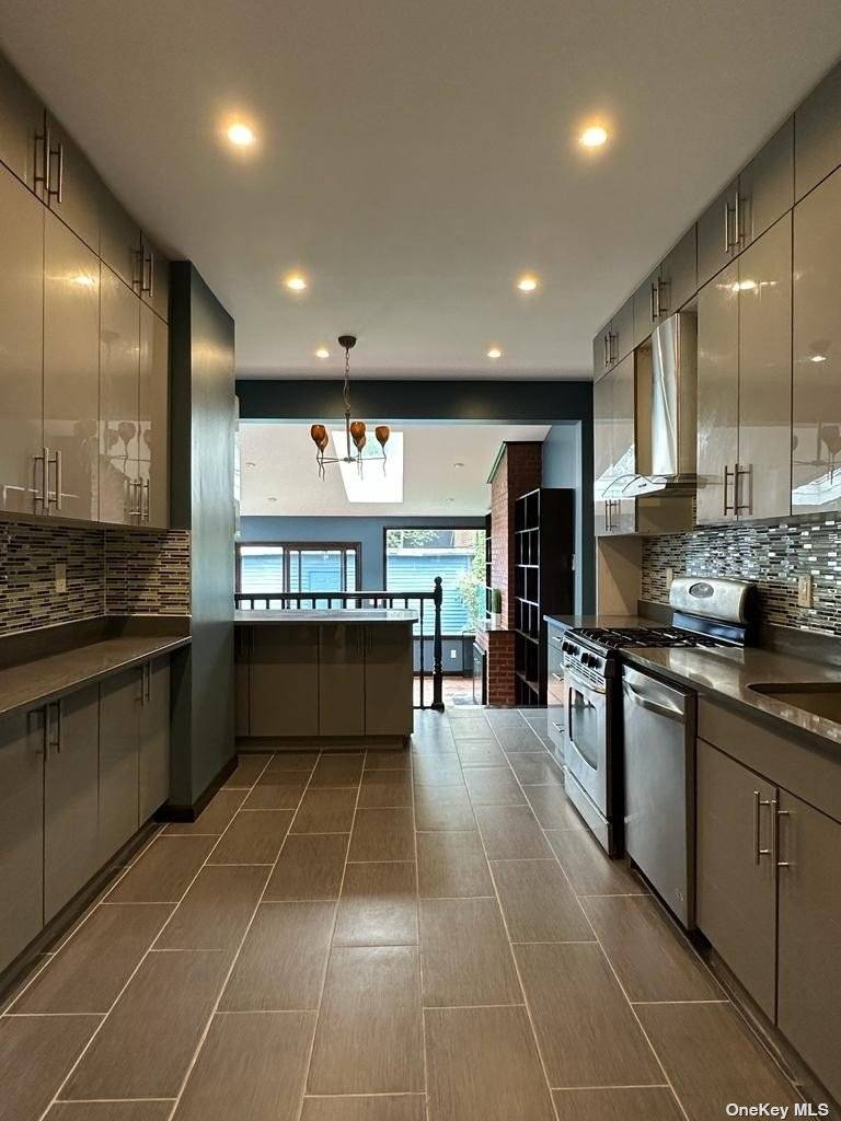 Stunning 3 bedroom apartment with private backyard Features 1 king sized bedroom 2 queen sized bedroom Office located off one of the bedrooms Full kitchen with breakfast bar and dishwasher ...
