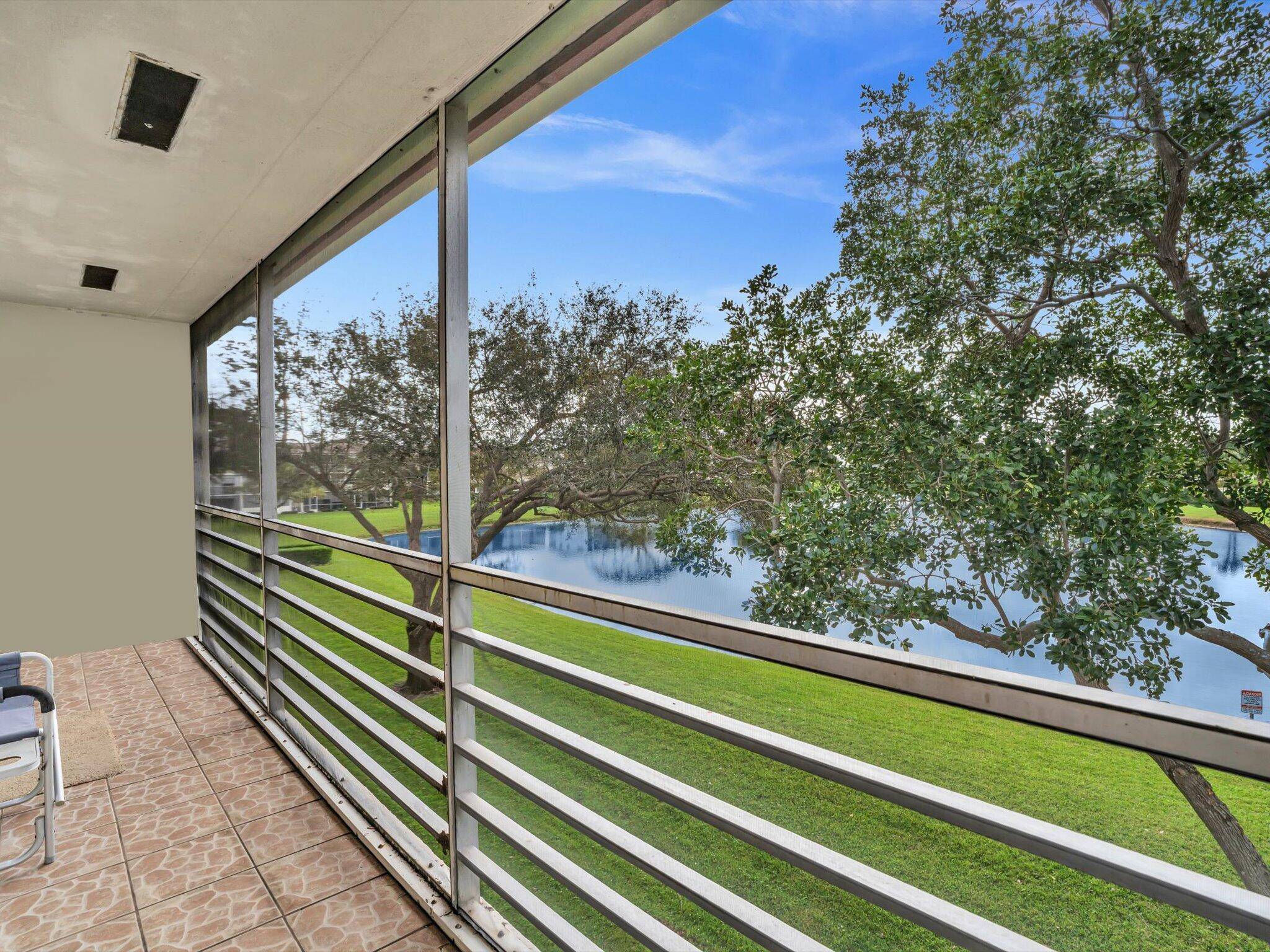 Great price ! Beautiful Boca Raton community with newly renovated Clubhouse Fabulous Amenities !