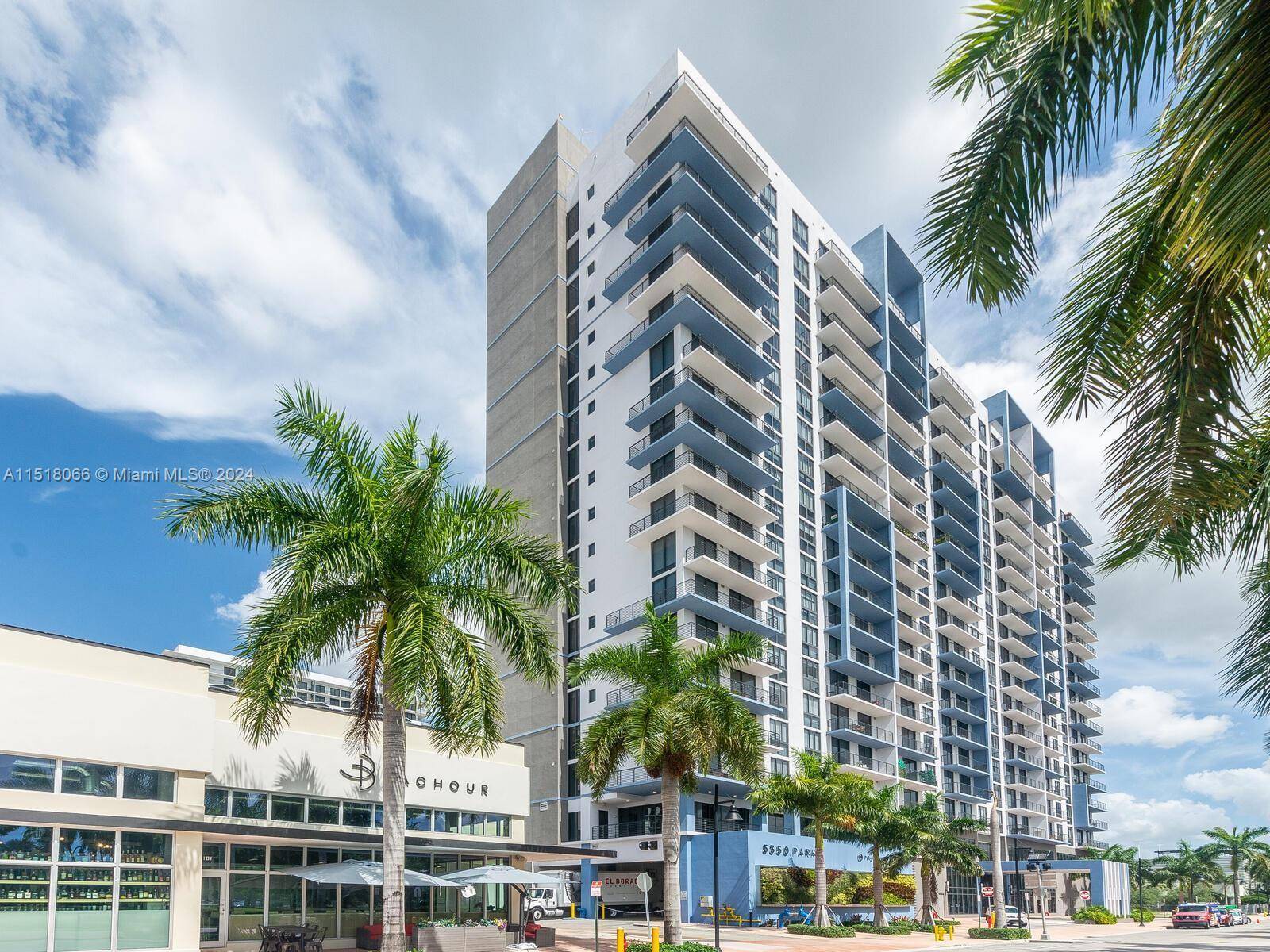 Welcome 2 2 condo in the heart of Downtown Doral !