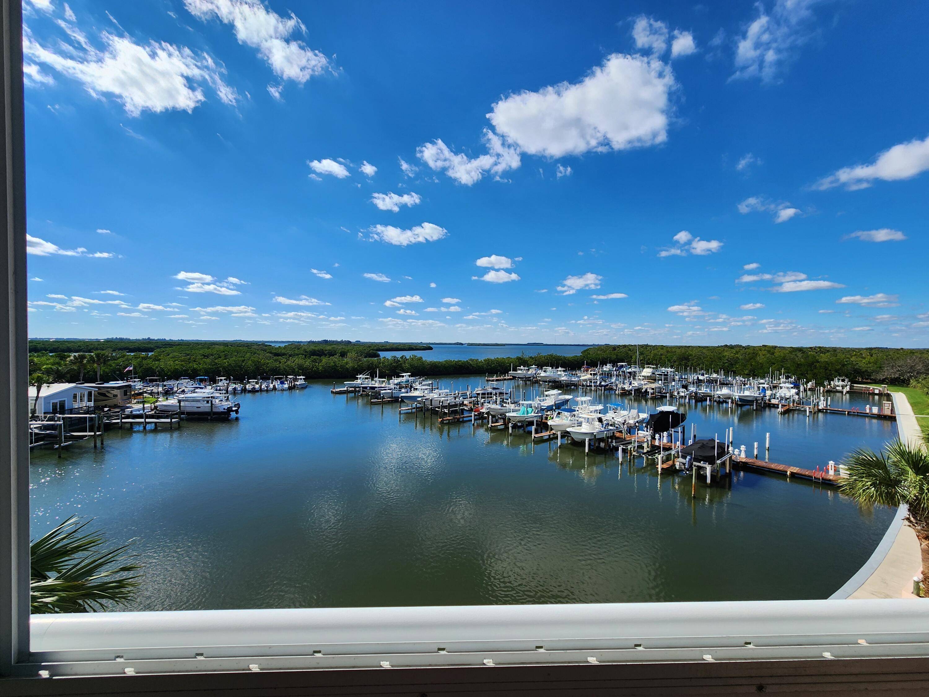 Boaters dream ! Panoramic river, lagoon, marina views and distant ocean views from kitchen and 2nd bedroom !