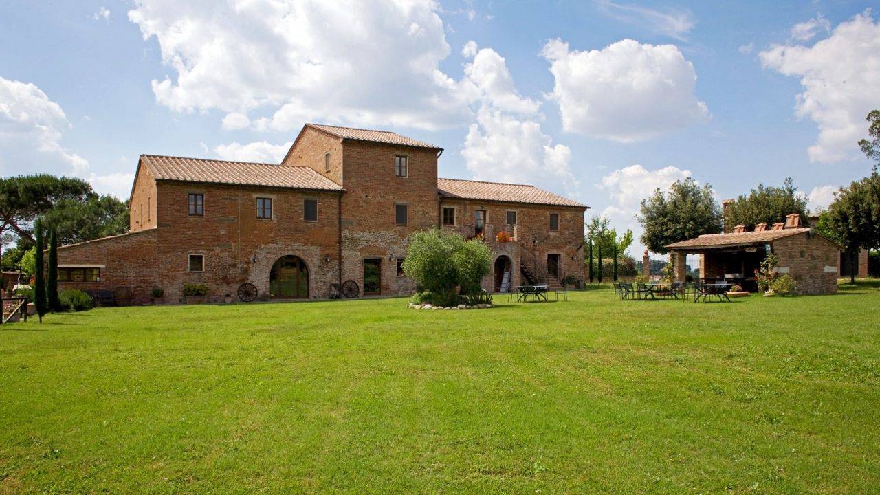 Tuscany Real estate agencies. Farmhouse for sale in enchanting countryside, Siena. Property with 9 apartments, restaurant in magnificent position