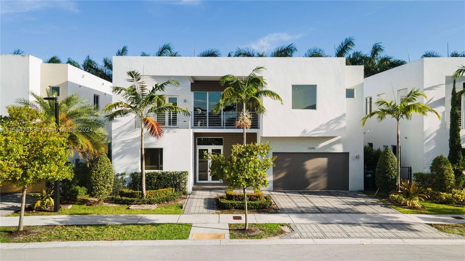 Beautiful and Modern home with an amazing pool in Doral MODERN 60, Upgraded high end Gourmet kitchen, cabinets w pull out shelves.