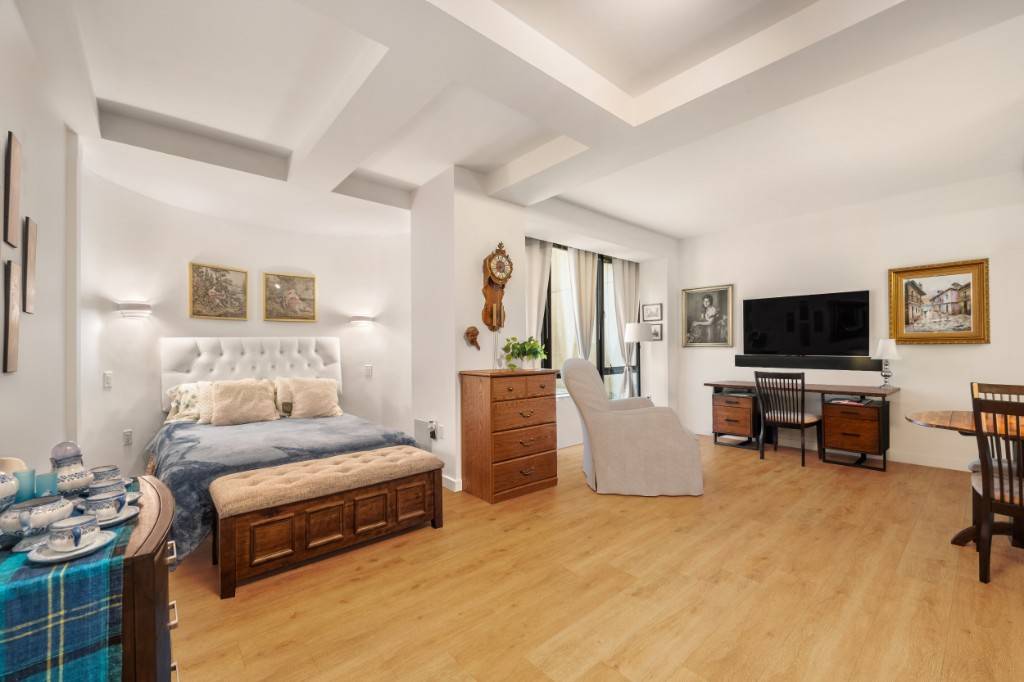 Located at the nexus of Dumbo amp ; Brooklyn Heights, in the historic pre war conversion 20 Henry wonderfully spacious and meticulously kept studio, complete with unique Spanish furnishings purchased ...