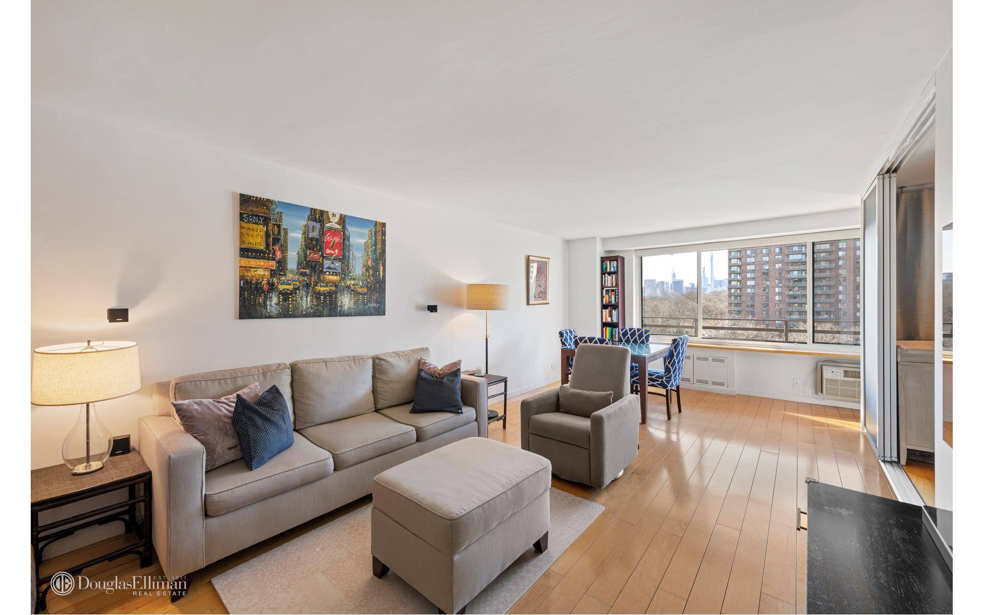 Live on the Park. Luxurious renovations throughout this postwar condominium apartment originated from Architects Skidmore, Owings amp ; Merrill.