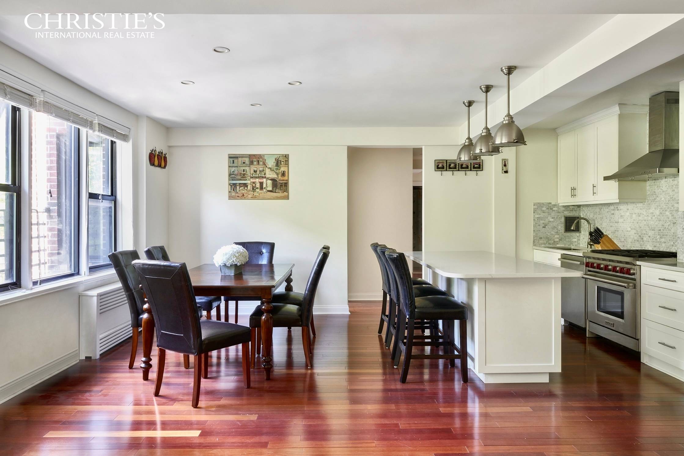 Residence 2RST is a southern facing, gorgeously renovated mint condition four bedroom nestled in the heart of Gramercy Park.