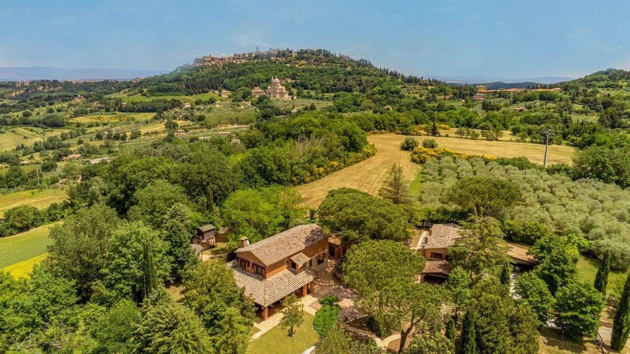 Prestigious real estate property composed of the main villa 2 other houses and 3 hectares of land just 5 minutes away from the centre of Montepulciano