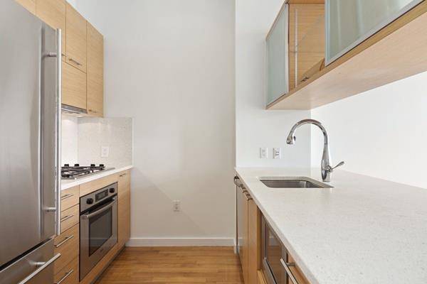 Beautiful spacious 1 bedroom available in Beacon Tower, DUMBO.