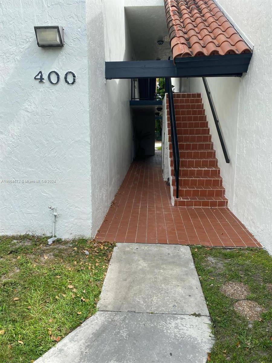 PROPERTY LOCATED AT WEST VILLAGE II CONDO ONLY FEW BLOCKS FROM FLAGLER STREET AND THE FOUNTAIN SQUARE SHOPPING CENTER WHERE YOU CAN FIND PUBLIX AND TARGET.