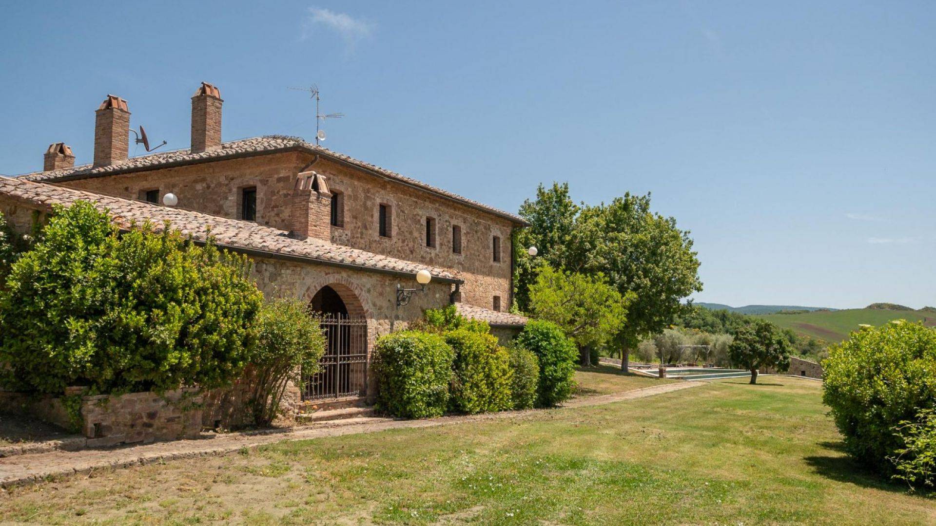 Exclusive sale: fully restored charming stone country house with pool, olive grove and land in Val d’Orcia,  close to the town of Pienza, Siena.