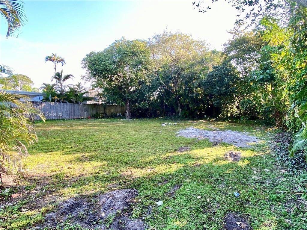 Great opportunity to build your dream home in Oakland Park across from the city park.