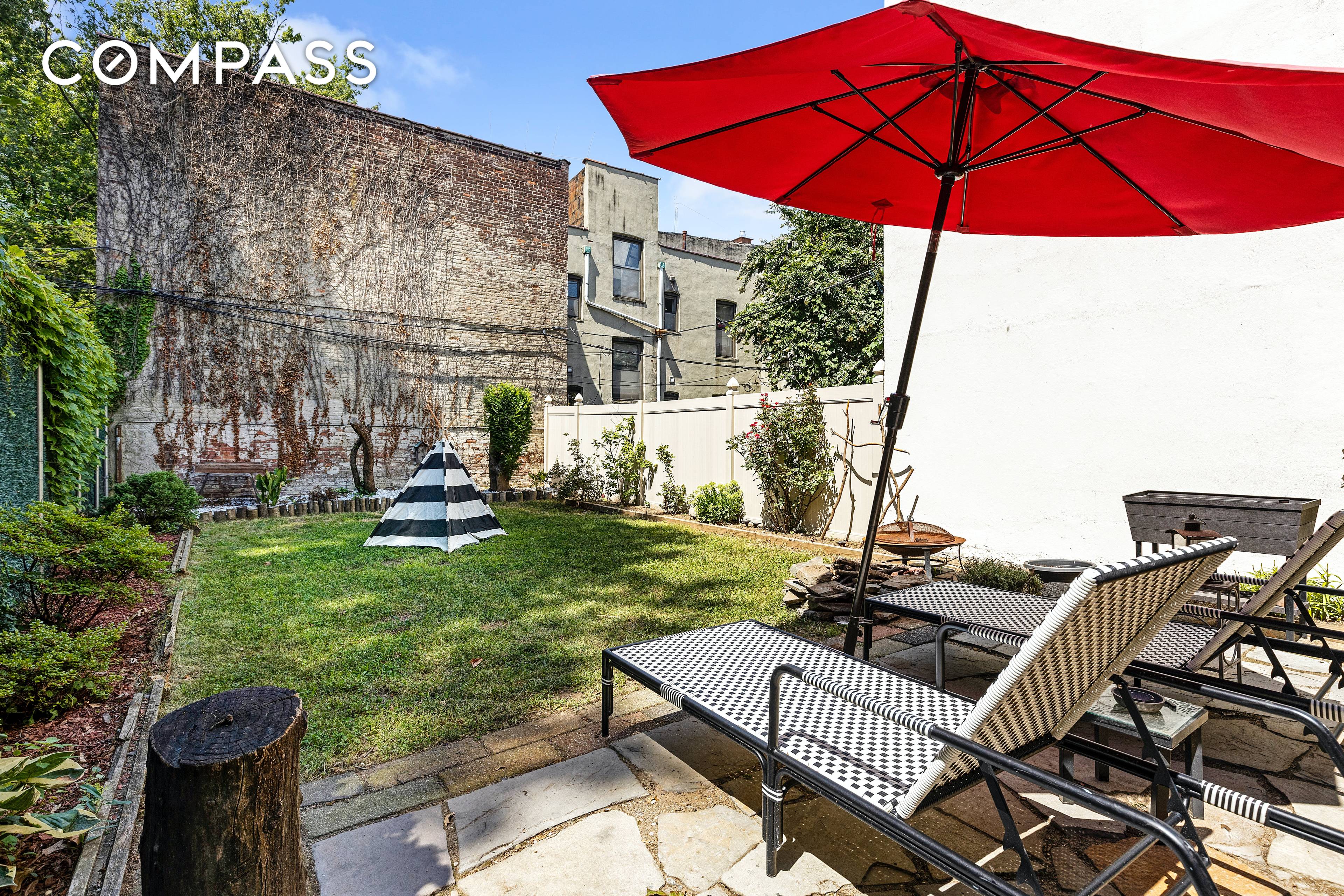 A beautiful duplex with a finished basement in the heart of Stuyvesant Heights with a private terrace and a backyard !