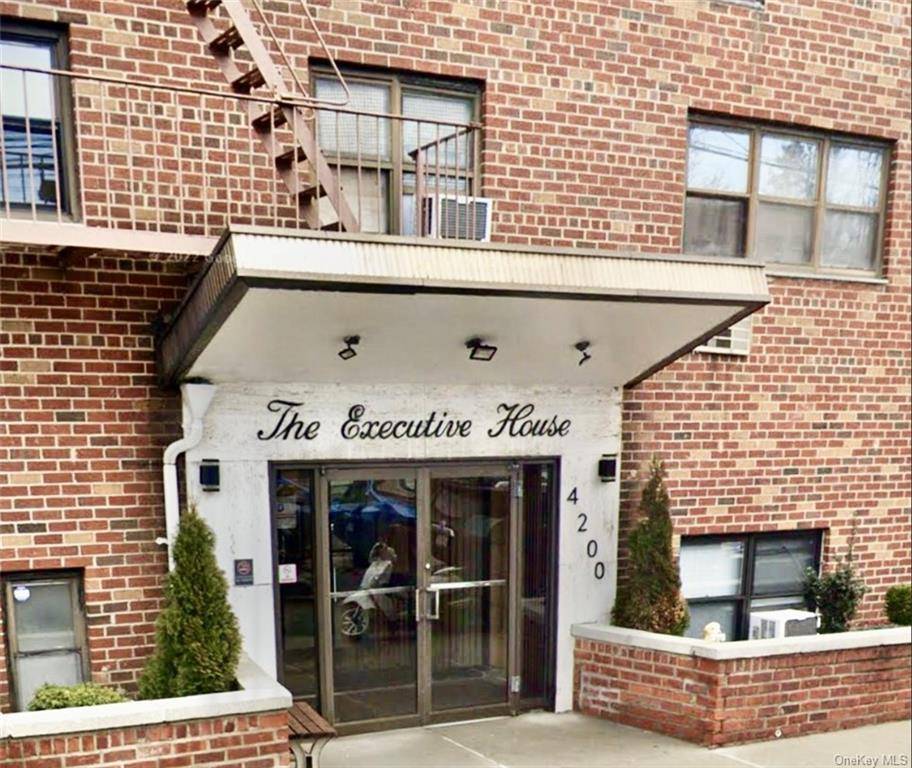 Welcome to this bright and inviting 1 bedroom co op located in the charming Woodlawn neighborhood of the Bronx.