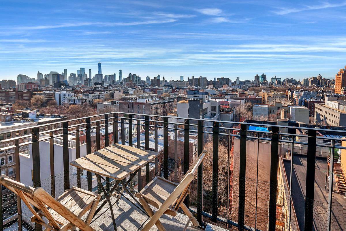 PANORAMIC MANHATTAN SKYLINE VIEWS FROM THE FREEDOM TOWER TO THE EMPIRE STATE AND A PRIVATE BALCONY WITH THIS EXCEPTIONAL 1 BEDROOM APARTMENT.