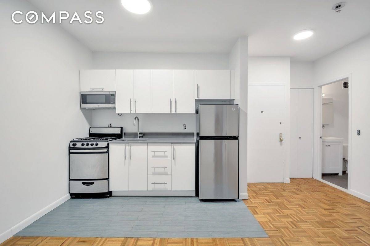 Lovely renovated 2 Bedroom Apartment located on the border of Brooklyn Heights and Cobble Hill.