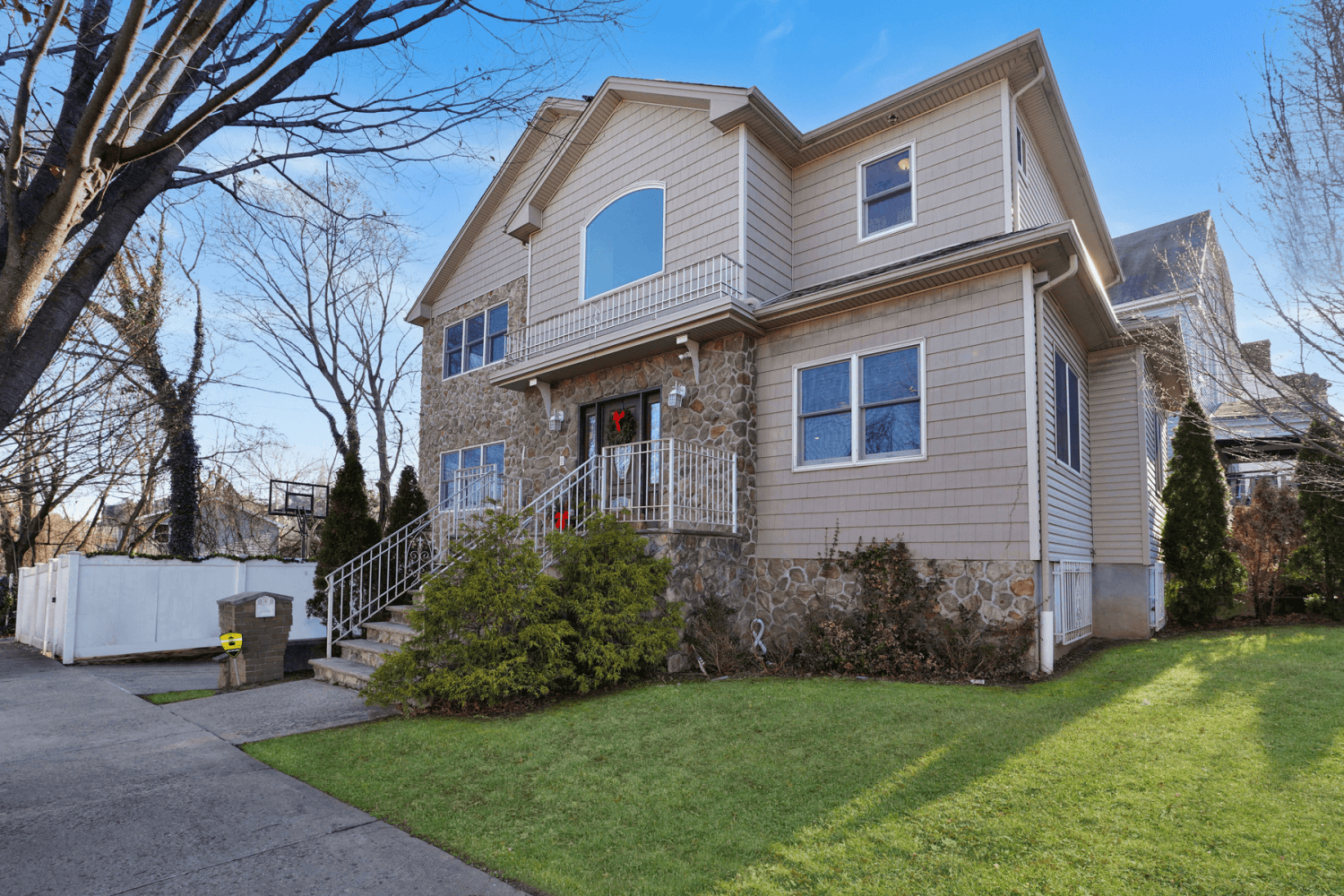 Move Right Into this beautiful 2 detached home convenient location near the Verrazano bridge and close to shopping and transportation.
