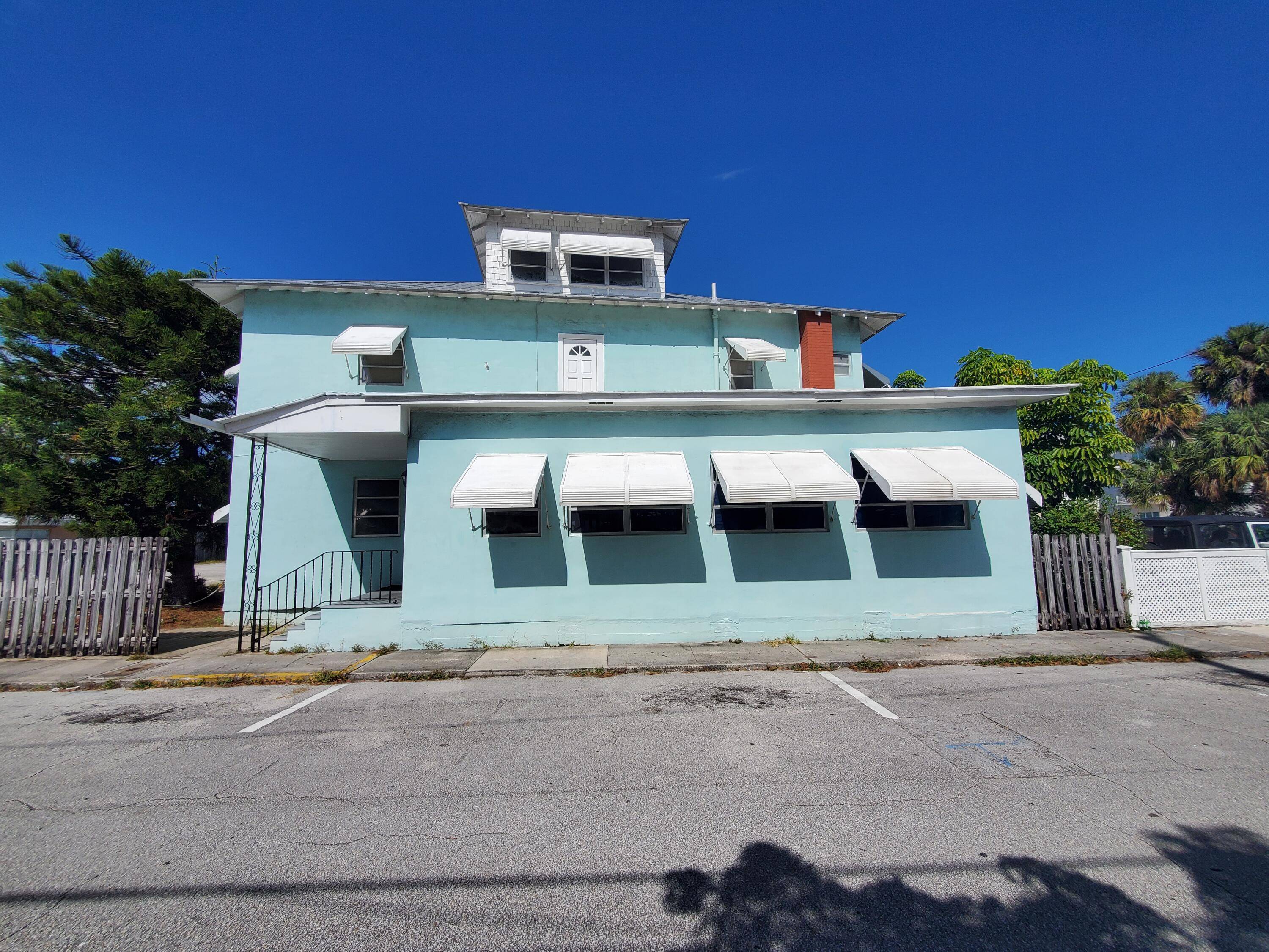 Super rare property in the heart of Downtown Stuart.