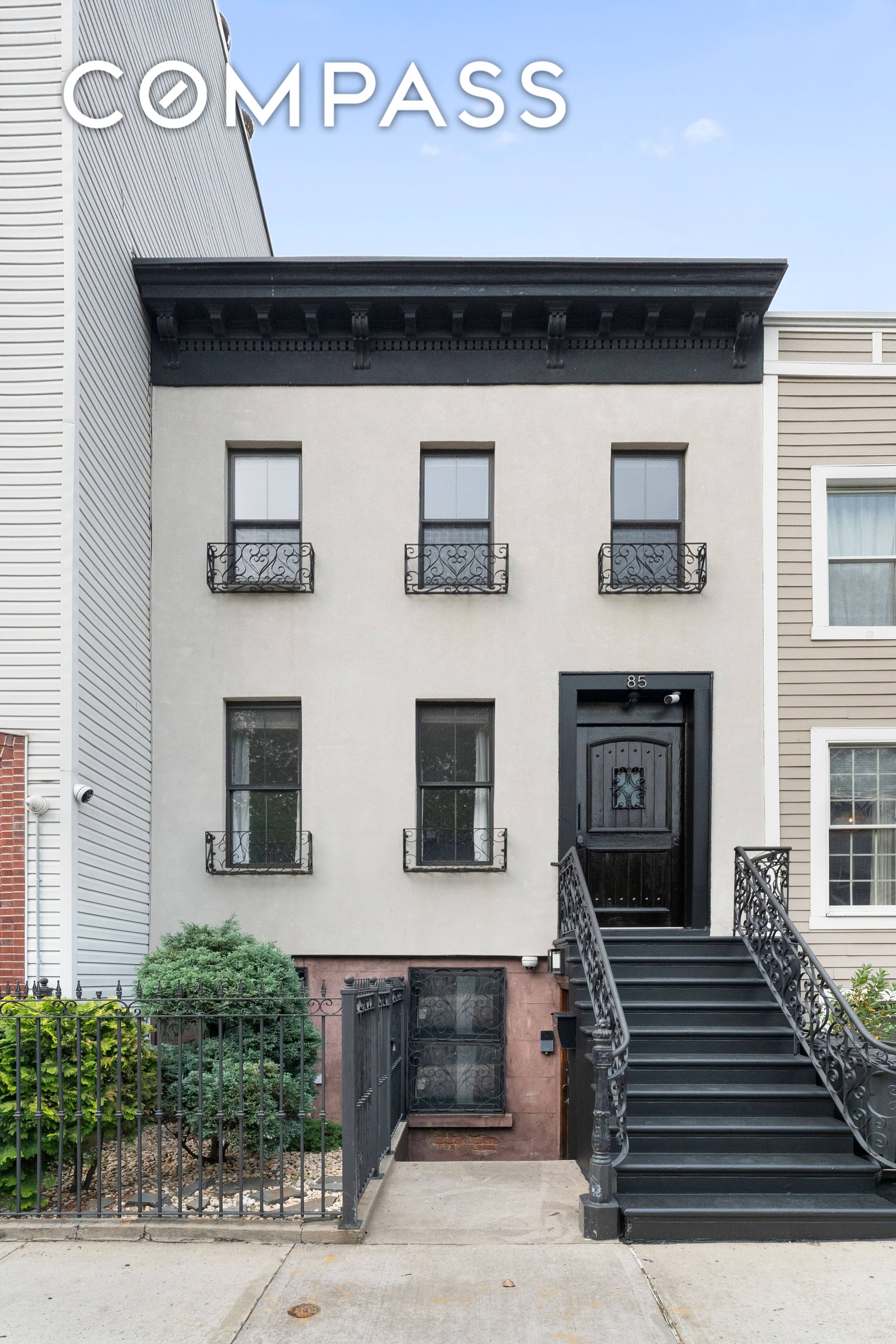 Charming Urban Oasis in the Heart of Brooklyn Welcome to 85 Hall Street, a delightful urban retreat nestled in the vibrant neighborhood of Clinton Hill.