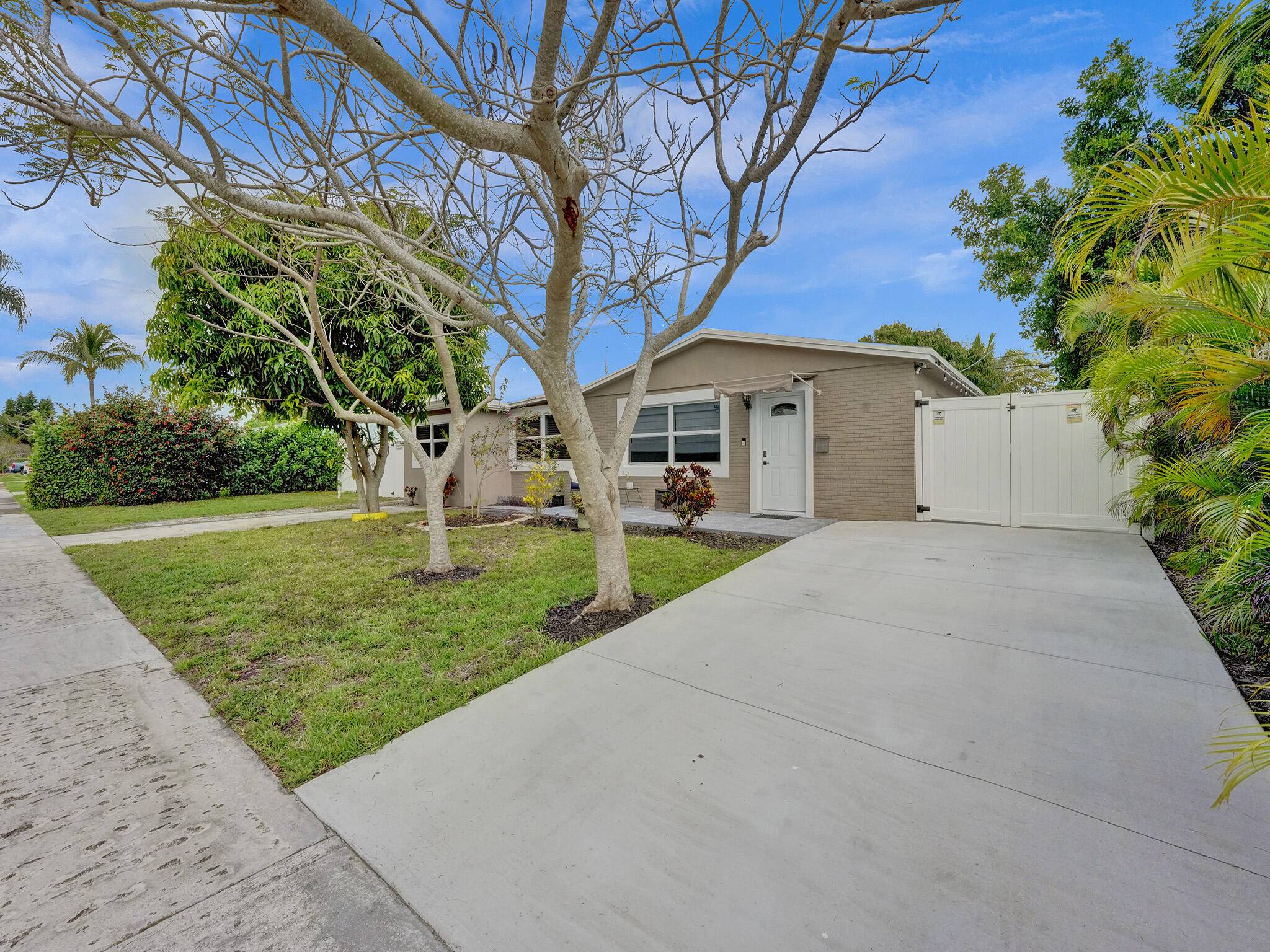 Come Visit this charming home situated in the heart of North Palm Beach !