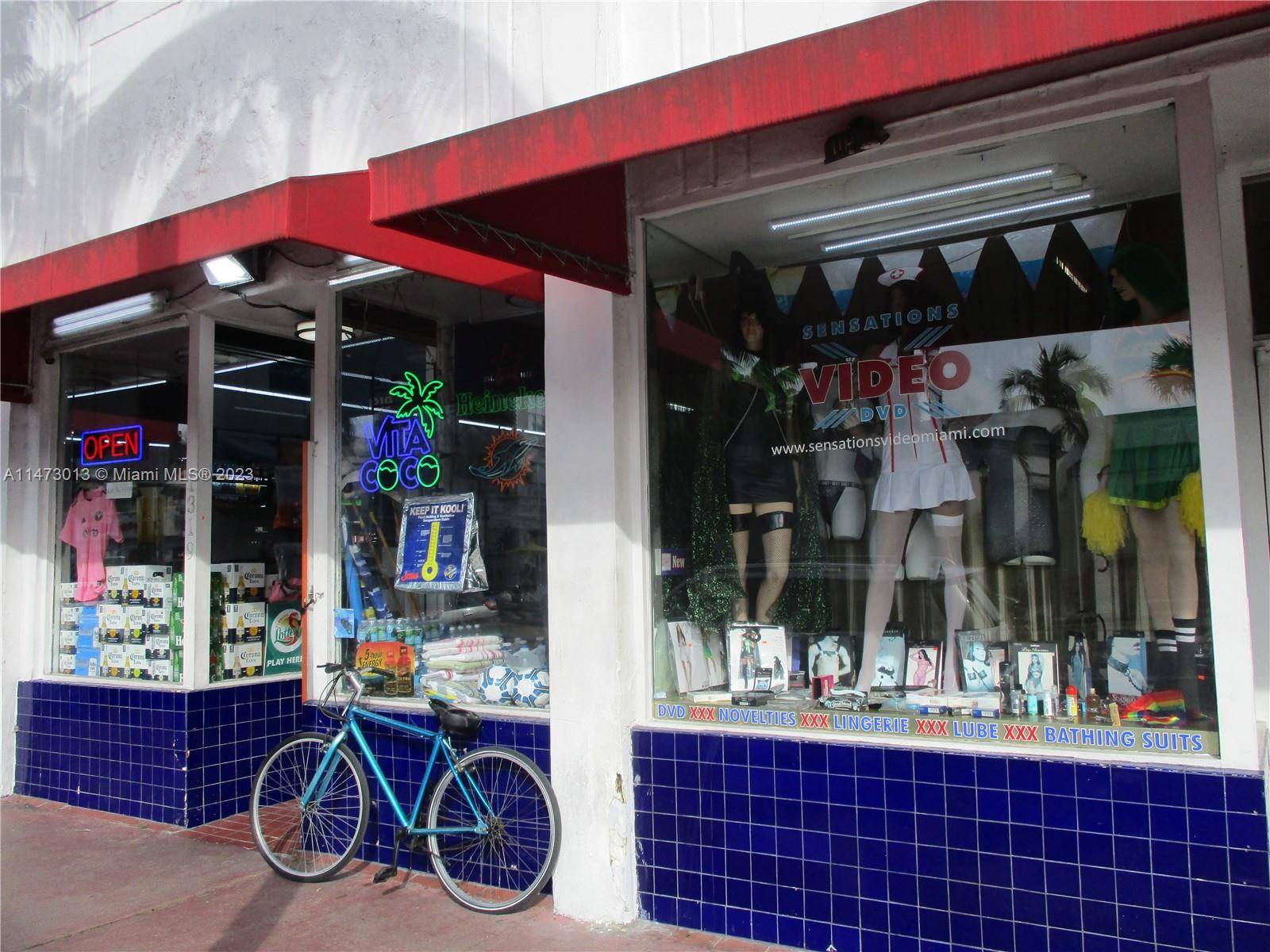 Fantastic Location, Right in the middle of South Beach on Busy Washington Ave 9, 266 sqft of Retail or Restaurant Space.