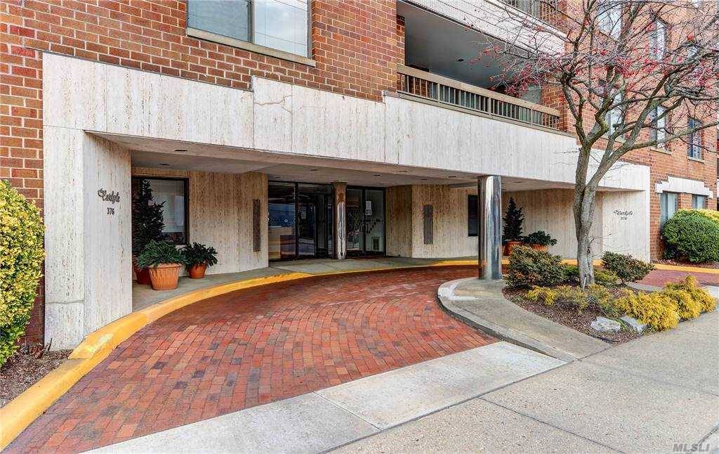 Lovely Junior 4 Condo in Luxury Building in the Heart of Lawrence Steps from Shopping in Lawrence Cedarhurst.