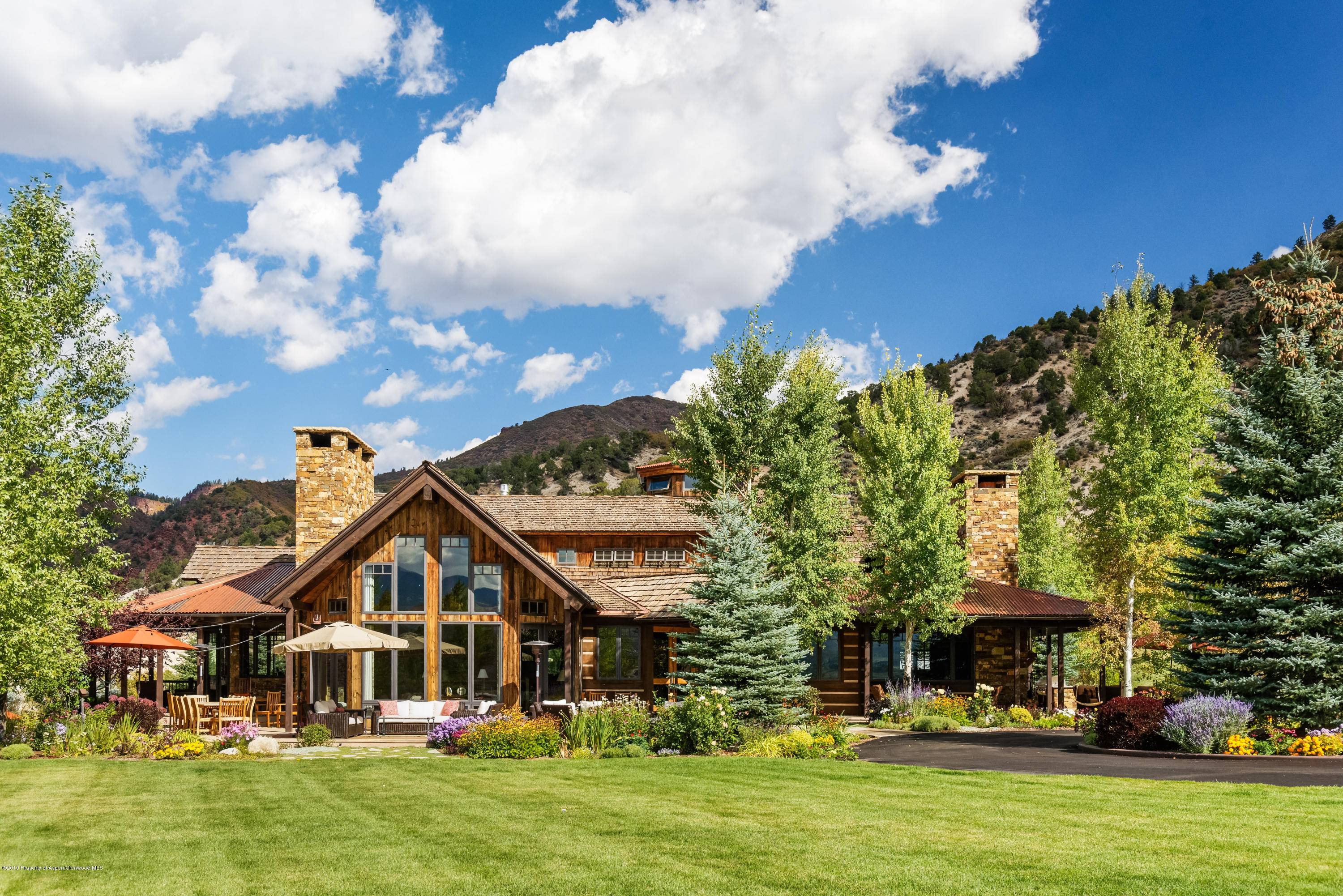 Incredible Aspen Valley Downs estate provides a tranquil and luxurious retreat just outside of Aspen.
