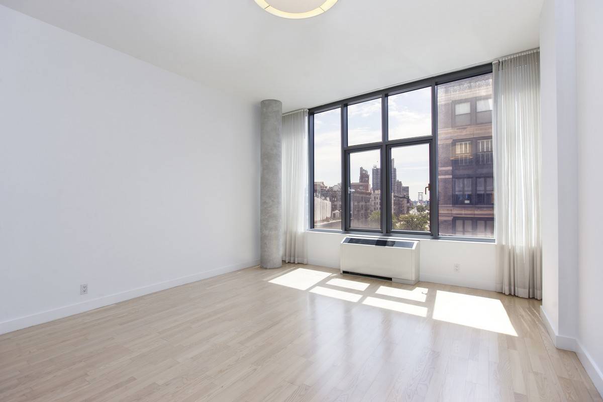 NO FEE ! This spectacular residence, situated on the convergence of SoHo and NoLita with open city and river views, offers marvelous light from an eastern exposure facing the Williamsburg ...