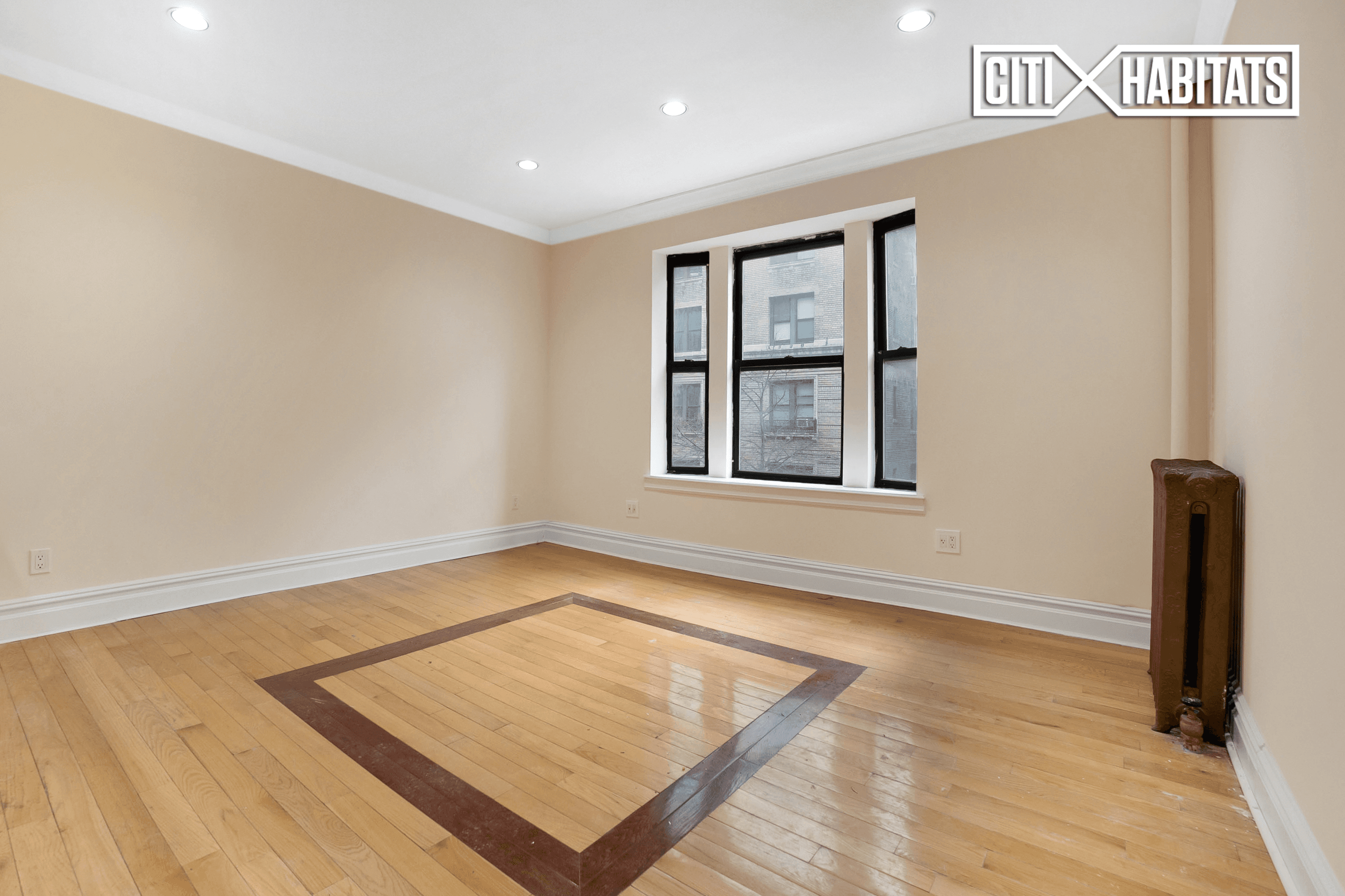 NO BROKER FEE ! 1400 Square Feet throughout this 4 Bedroom 2 Bath a Washer Dryer hookup in a Prewar elevator Building Situated just off Riverside Drive !