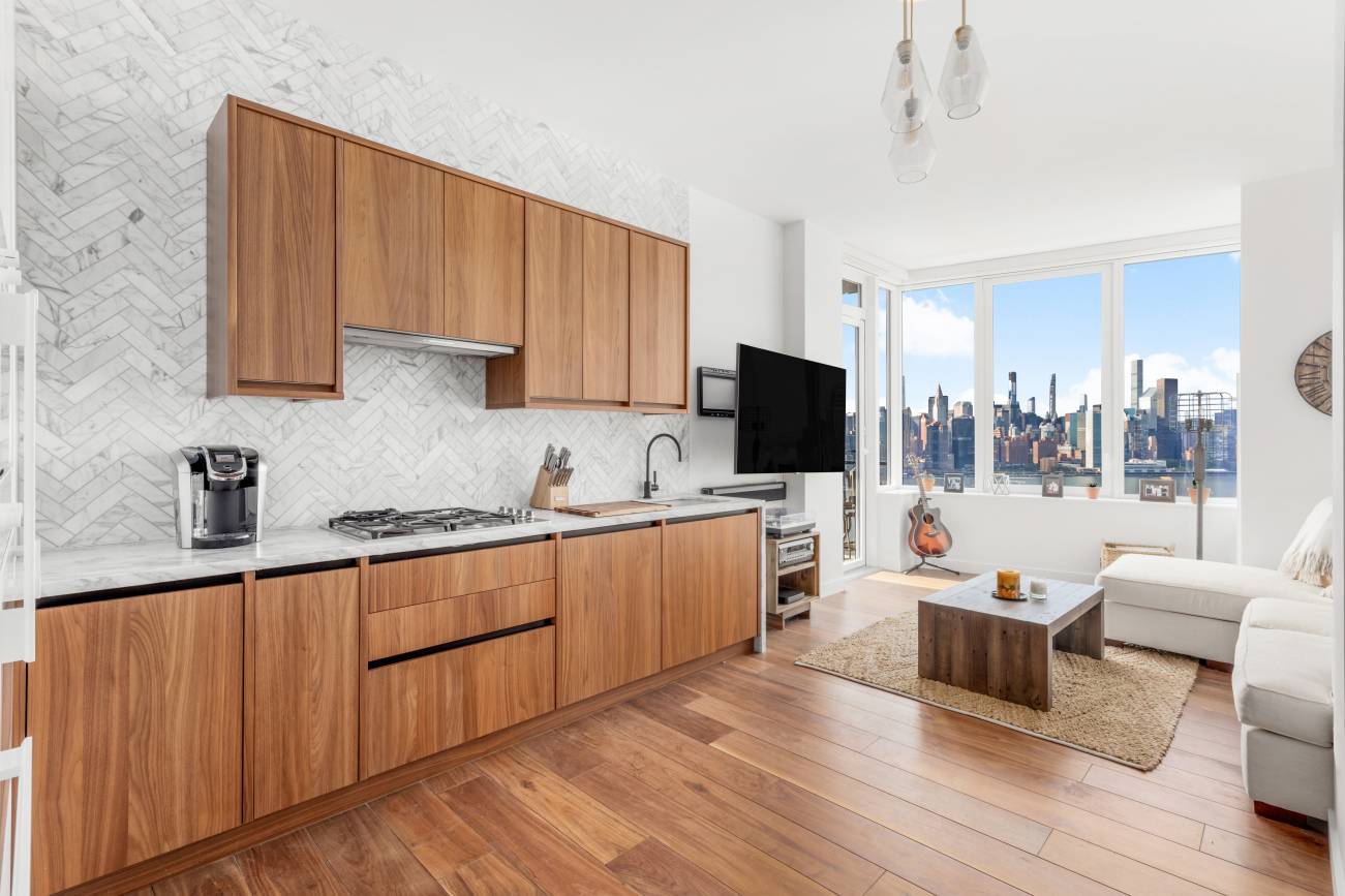 BREATHTAKING VIEWS OF THE HEART OF NYC Residence 31C is a one bedroom, one bathroom home facing North and West toward the East River, Long Island City, and Manhattan skylines.