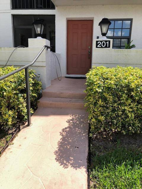 PRICED TO SELL 2ND FL END UNIT WITH INTERNAL ELEVATOR IN WELL MAINTAINED 55 COMMUNITY.