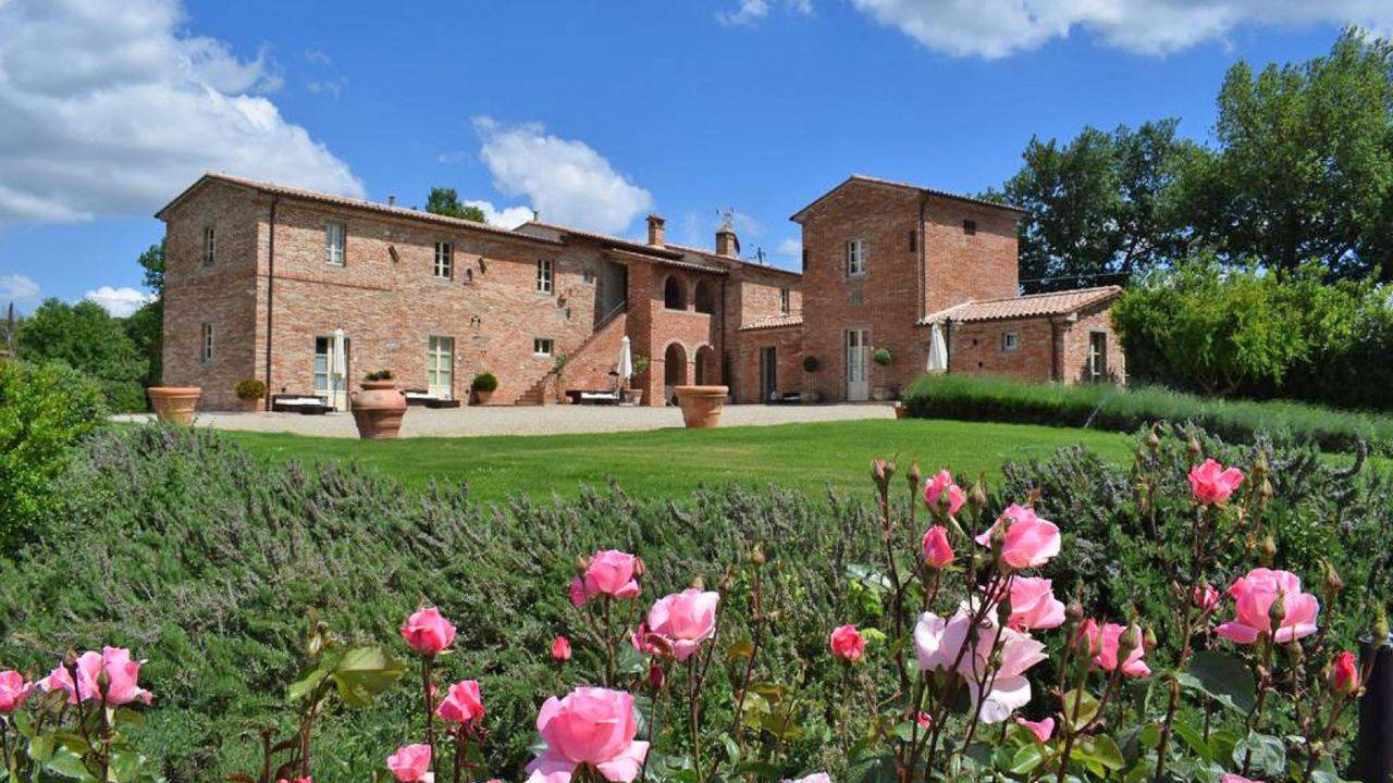Medieval farmhouse with infinity pool, 9 apartments, spa and 5 hectares of land for sale in Foiano della Chiana, in the province of Arezzo, Tuscany.