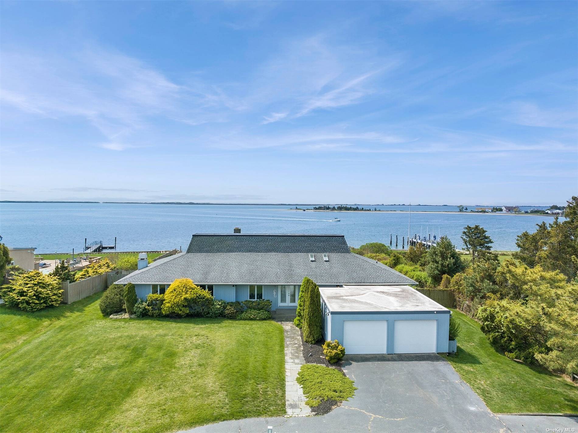 Discover the perfect summer beach house in Hampton Bays in the Old Harbor Colony !