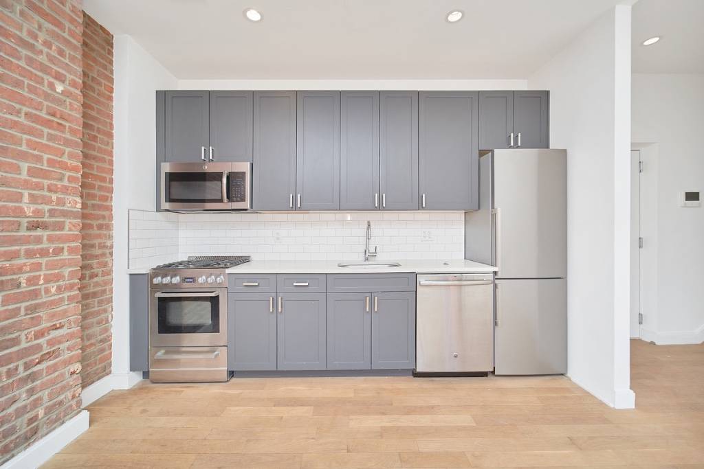Send me a copy of thisSEND MESSAGE AVAILABLE ONAvailable NowDAYS ON MARKETListed TodayDescriptionBeautiful 2BR in the heart of the Lower East Side Apartment Details In Unit Laundry SS Appliances w ...
