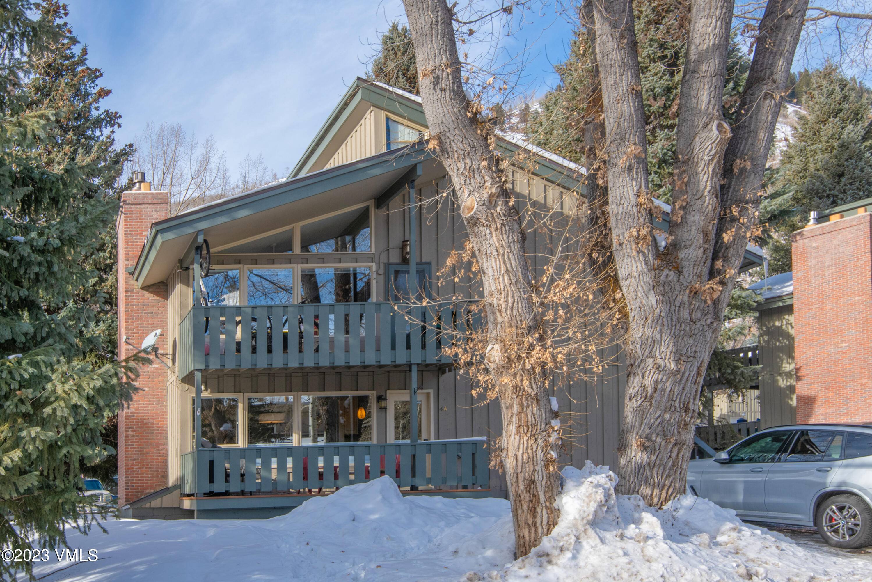 Experience the perfect blend of modern comfort and mountain charm in this beautifully renovated ski condo.