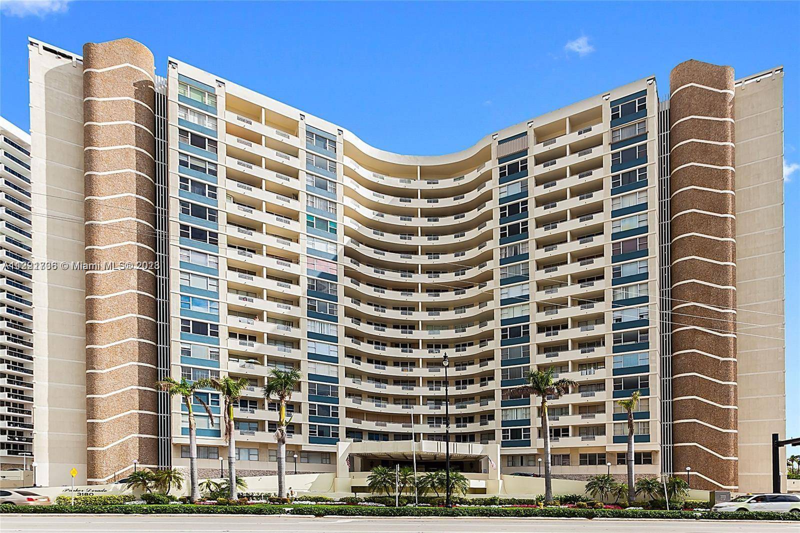Charming 1bed 1bath unit with intracoastal and city views.
