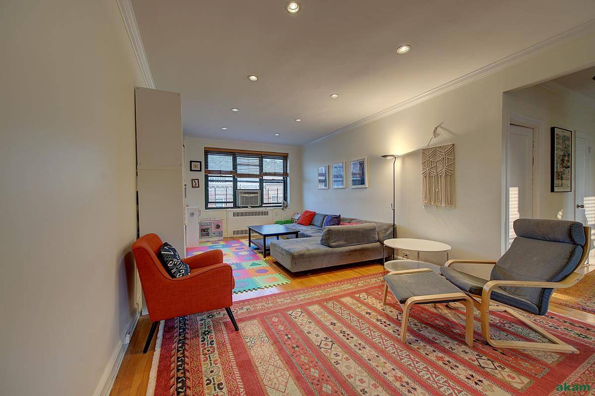 Beautifully renovated 5th floor unit with East West exposures.
