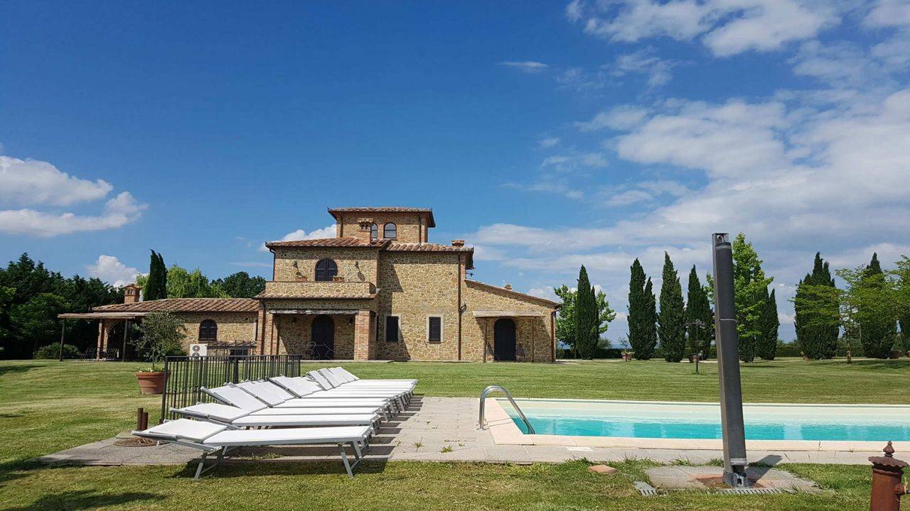 Stone farmhouse used as a B&B with lake view, swimming pool, outbuilding, land and 7 rooms for sale in Umbria.