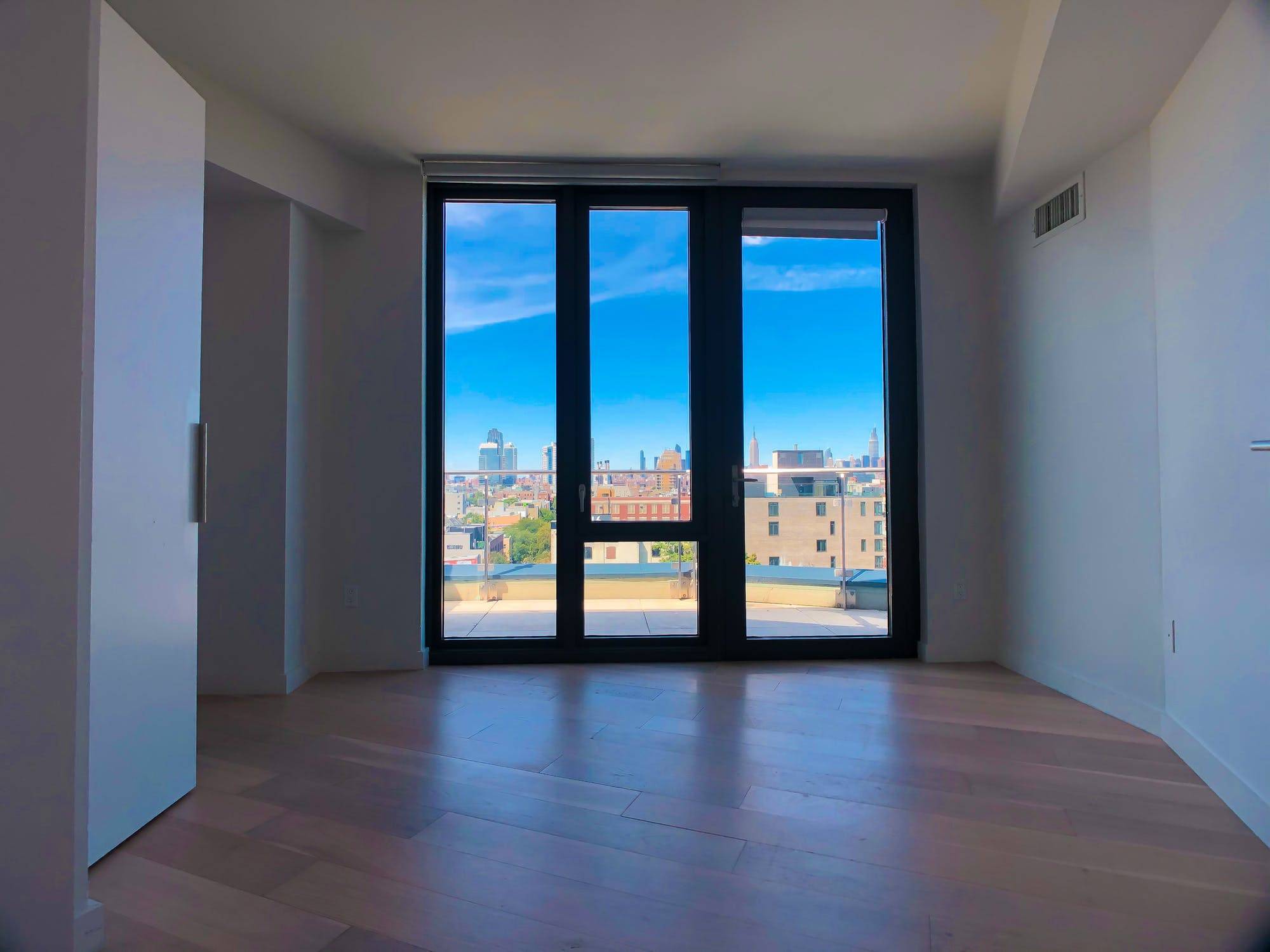 DESCRIPTION 1 Bedroom 1 Bath No Fee Terrace Floor to ceiling windows Unobstructed Views of Midtown and Lower Manhattan !