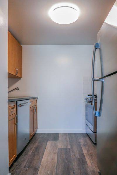 Cozy newly renovated one bedroom penthouse with floor to ceiling windows, a full sized pass thru kitchen with new stainless steel appliances, granite counters and eating bar, new wood floors ...