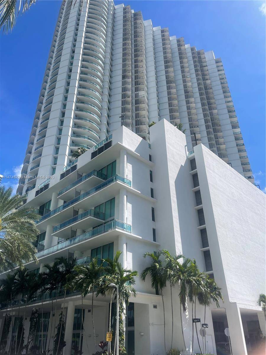 This unit has panoramic views to the Brickell Skyline and the Miami River !