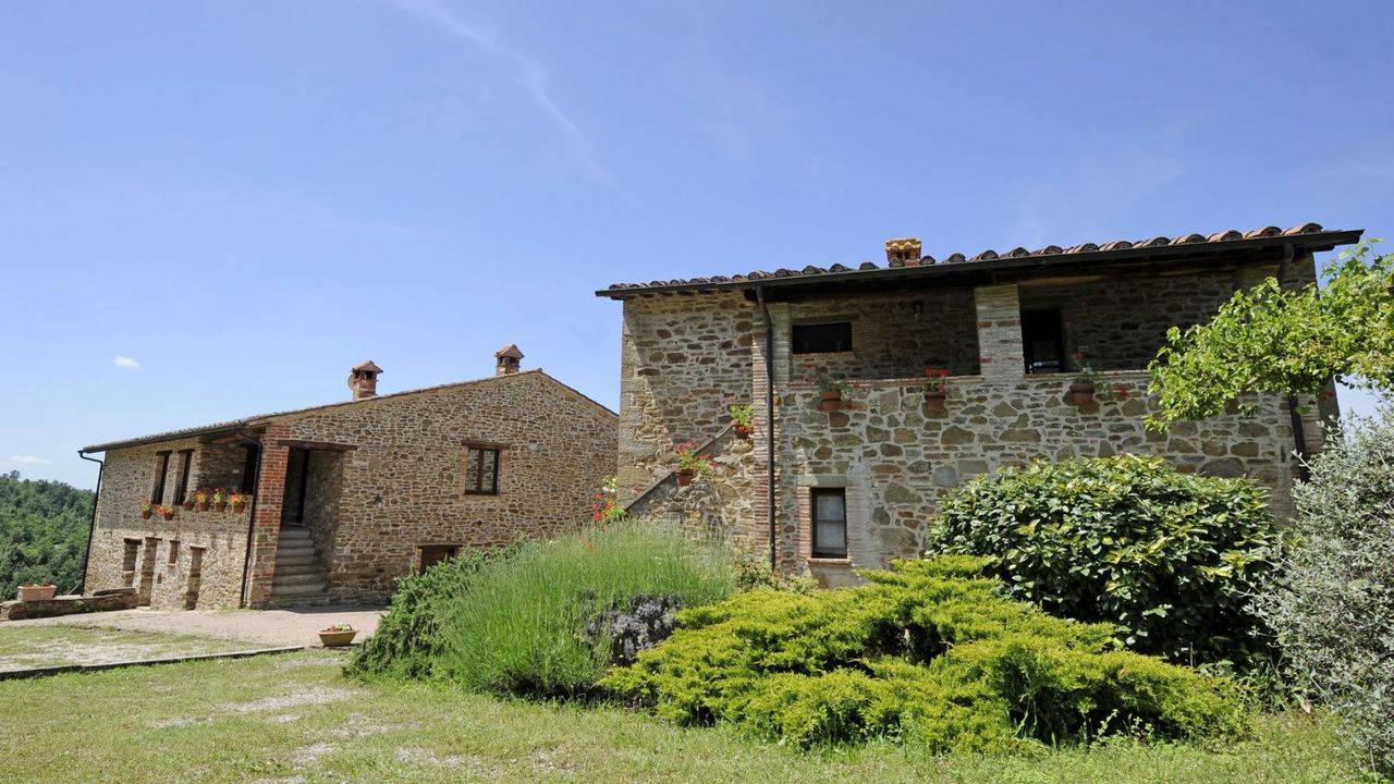 Countryhouse in Umbria with 6 apartments, swimming pool and 60 hectars of land for sale. In the green countryside of Umbria Farm for sale