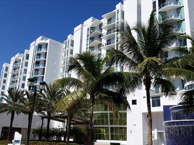 Wow BEAUTIFUL LOFT ! ! ! Luxury waterfront condo in the heart of Aventura, fully furnished brand new ready to move in, just have to bring your clothes !