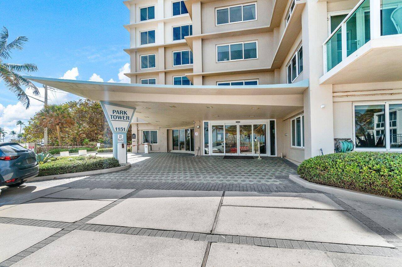 Experience unparalleled luxury living in this stunning 2 bedroom, 2 bathroom condominium nestled within the prestigious Park Tower Residence in Fort Lauderdale.