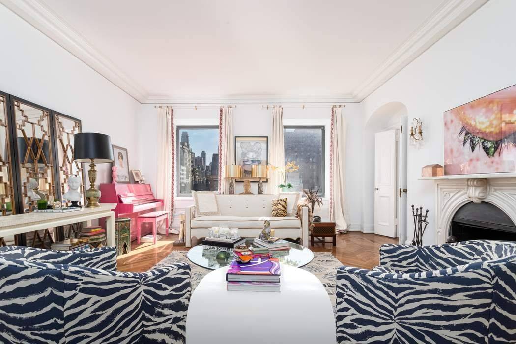 Ideally located in one of Manhattan's most coveted neighborhoods between Park and Lexington Avenues in the heart of the Upper East Side, this sun flooded, prestigious pre war co op ...