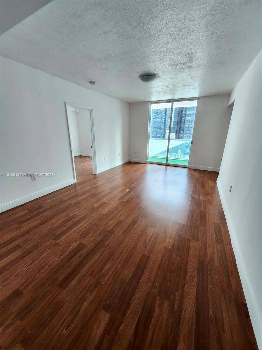 Outstanding condo for sale in the heart of Brickell at an unbeatable price, featuring desirable amenities.
