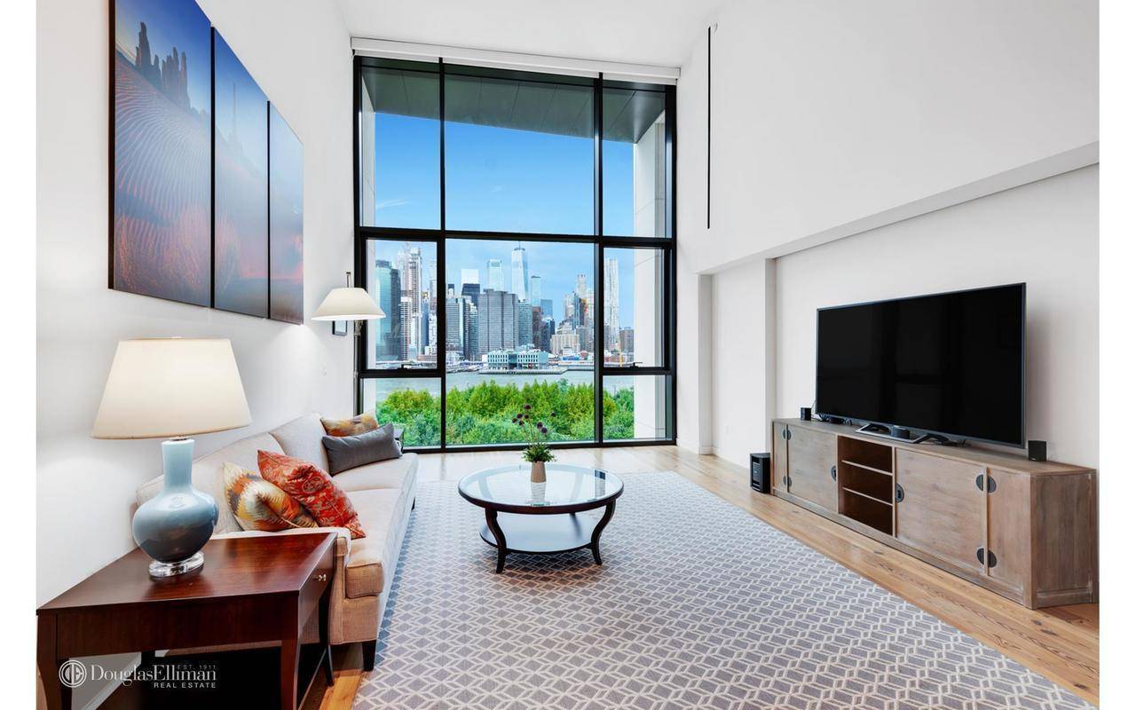 Back on the market ! One of the finest views of New York City awaits you and your guests !