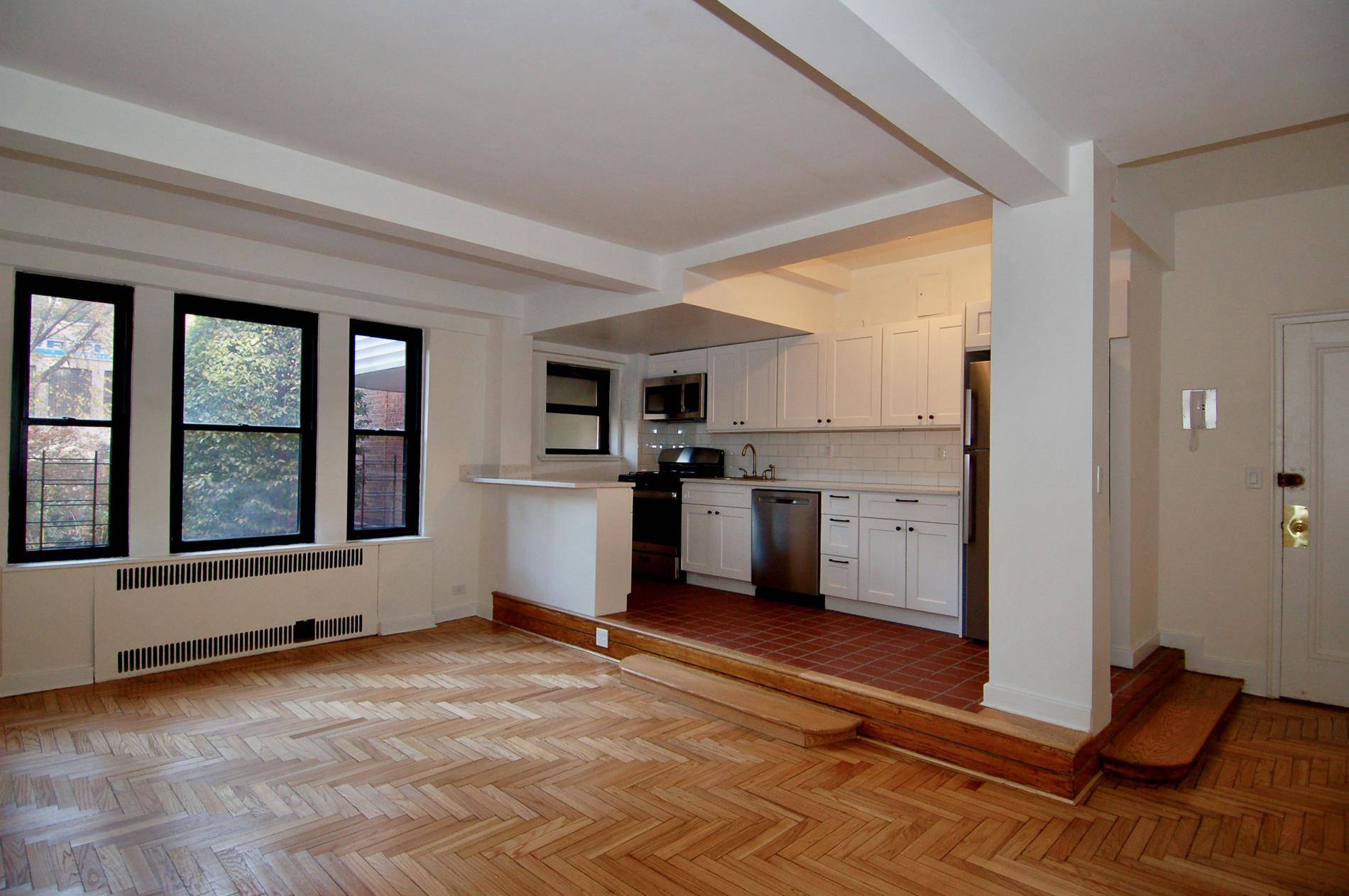 Sweet and Sunny 1BR in Park Terrace Gardens Newly RenovatedThis one bedroom in Inwood s most sought after cooperative has a lovely layout with a newly renovated open kitchen overlooking ...