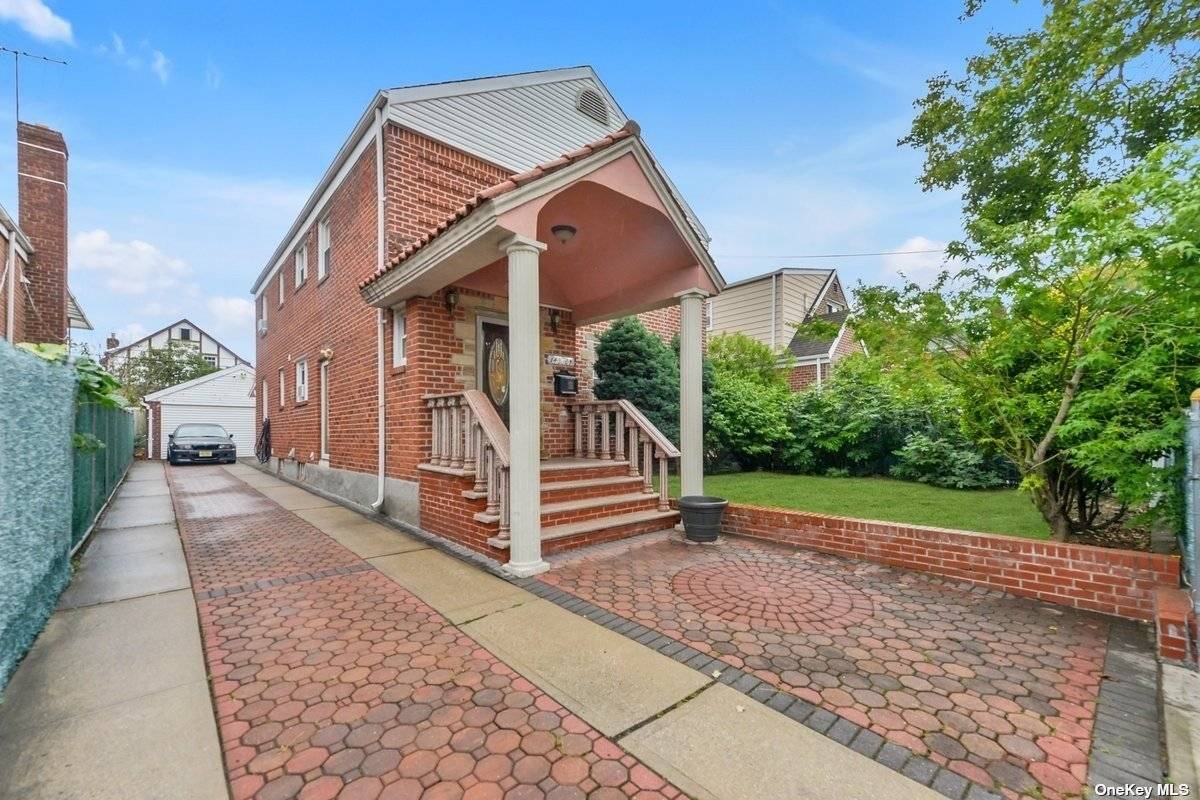 Presenting a remarkable property in the heart of the prestigious Best Briarwood neighborhood, this meticulously maintained home boasts an impressive array of features.